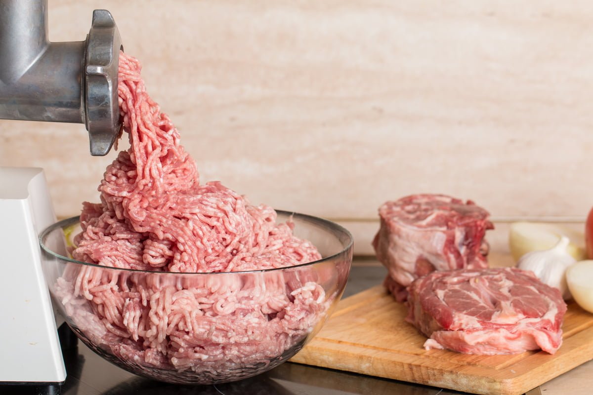 Faut-il rincer la viande hachée avant de la cuisiner