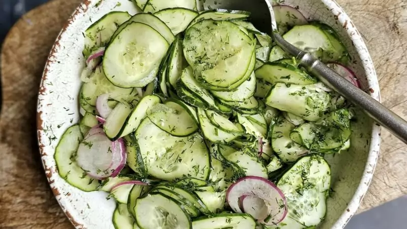 Salade de concombre crémeuse à l’aneth et à l’oignon rouge