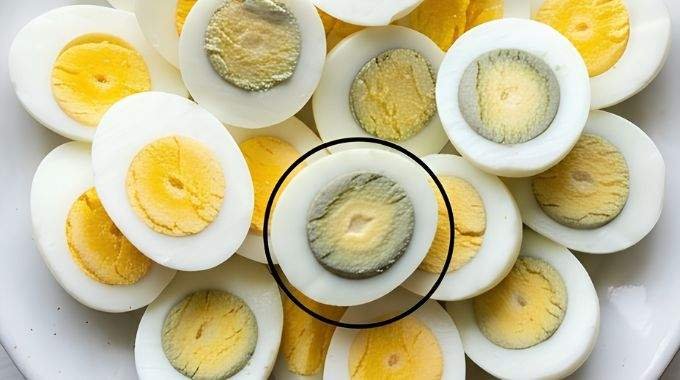 Si les œufs ont un anneau vert autour du jaune, cela signifie que