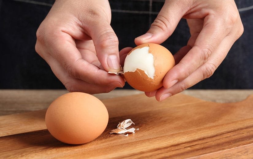 L’astuce simple pour écaler parfaitement les œufs durs