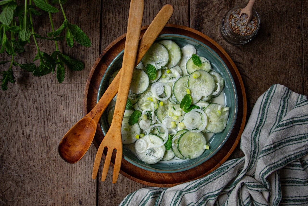 Salade de concombre fraîche et savoureuse